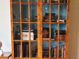 une bibliothèque contenant de nombreux livres dans une pièce
