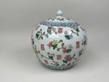 une image représentant un vase blanc et bleu orné de fleurs