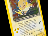une carte Pokémon sur laquelle figure un Pikachu volant dans les airs
