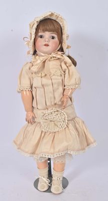 une poupée qui porte une robe et un bonnet