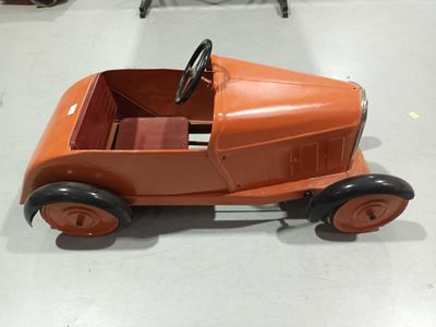 une petite voiture posée par terre