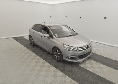 la voiture est garée dans le garage sur le sol en damier