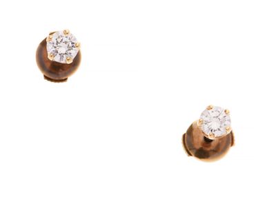 une paire de boucles d'oreilles en diamant sur fond blanc