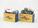 deux petites voitures miniatures posées sur une boîte