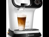 un gros plan d'une cafetière contenant une boisson