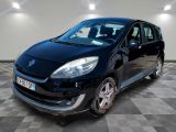 la petite voiture noire est garée dans une grande pièce