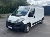 la photo d'une camionnette blanche garée sur un parking