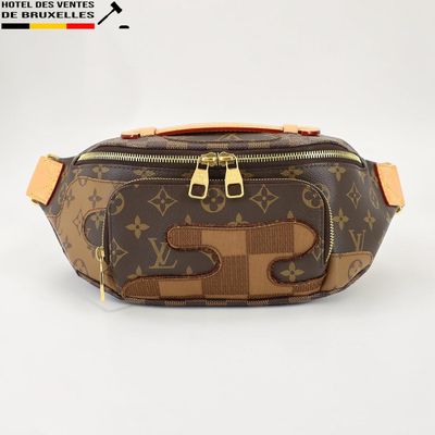 un gros plan d'un sac banane Louis Vuitton sur fond blanc