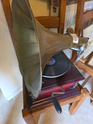 un vieux gramophone posé sur une pile de livres