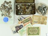 une boîte contenant des pièces et des billets posée sur une table
