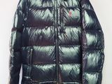 une photo d'une veste brillante suspendue à un cintre
