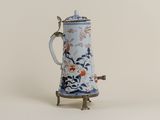 une cafetière bleue et blanche décorée de fleurs