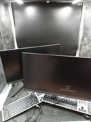 deux ordinateurs portables et un clavier posés sur une table