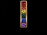 un gros plan d'un collier aux couleurs de l'arc-en-ciel sur fond noir
