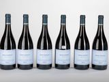 six bouteilles de vin rouge alignées
