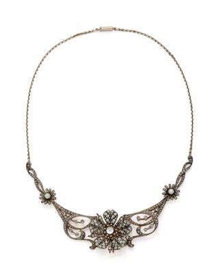 un collier en argent orné d'un motif floral sur une chaîne