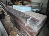 un tas de bois posé sur une table dans un garage