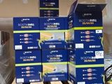 de nombreuses boîtes de nourriture sur les étagères du magasin