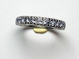 gros plan d'une bague en diamant sur une surface blanche