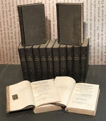 plusieurs vieux livres sont empilés sur une table