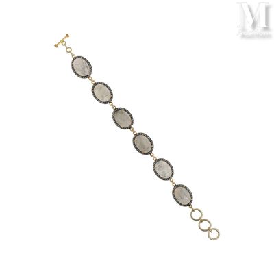 gros plan d'un bracelet sur fond blanc