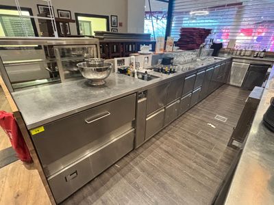 Ligne de bar en inox réfrigéré comprenant :