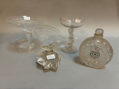 trois vases en verre et une petite bouteille posés sur une table