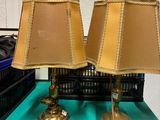 deux lampes posées sur une table recouverte d'une nappe verte