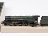 un train miniature posé sur une boîte