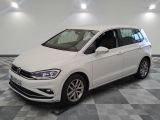 La Volkswagen e-Golf blanche est garée sur un sol à damier