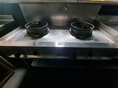 deux casseroles posées sur la cuisinière dans la cuisine