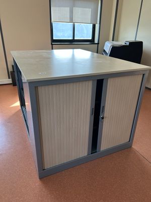 un meuble à hauteur d'appui comprenant trois armoires basses…