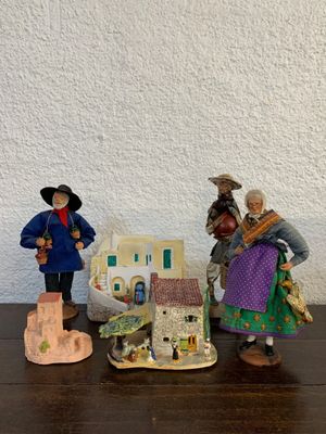 trois figurines assises sur une table