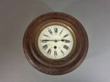 une horloge avec des chiffres romains sur le cadran