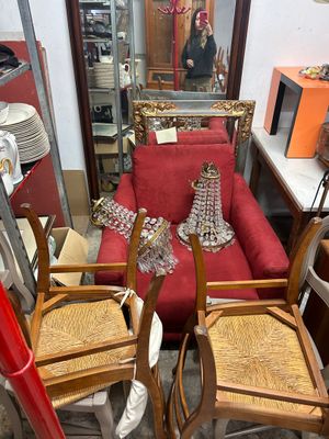un canapé rouge et un fauteuil rouge dans une pièce