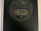 un livre noir posé sur un comptoir, à côté d'une règle