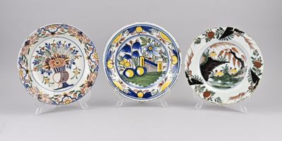 trois assiettes à motifs différents posées sur une table