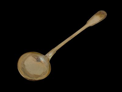 une cuillère en bois avec un manche en bois sur fond noir