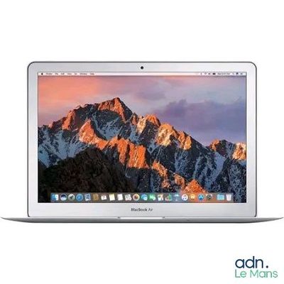 un ordinateur portable MacBook Air d'Apple avec une montagne en arrière-plan
