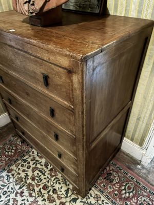 une commode en bois surmontée d'un miroir