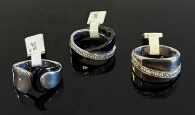 trois bagues différentes sont présentées sur un fond noir, accompagnées d'étiquettes