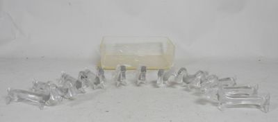 une photo montrant un ensemble de morceaux de verre posés sur une table