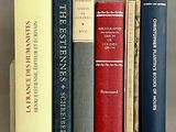 beaucoup de livres qui traînent sur une étagère