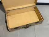 une valise ouverte posée par terre