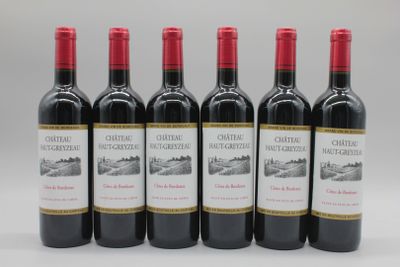 six bouteilles de vin rouge sont alignées