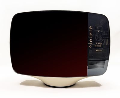 un téléviseur en noir et blanc posé sur une table blanche