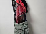 un sac contenant une paire de skis et une autre paire de skis