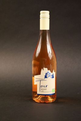 une bouteille de vin posée sur une table