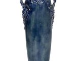 un vase bleu orné d'une tête de lion