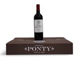 une bouteille de vin posée sur un carton